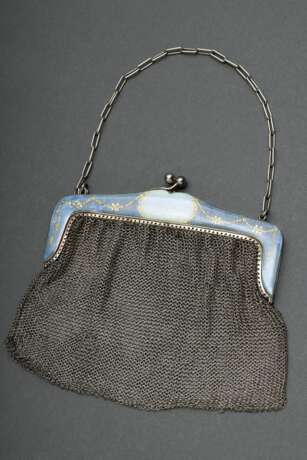 Abendtasche mit geflochtenem Silberdraht und hellblauem Guilloché Emaille Bügel mit Goldgirlanden, undeutliches Herstellerzeichen: wohl Louis Kuppenheim/Pforzheim, um 1900/1910, Silber 935, 151g, 13,5x17cm, Emaille etw. … - фото 1