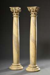 Paar Holz Säulen mit korinthischen Kapitellen, marmorierten Schäften und runden Basen, 18.Jh., H. ca. 153,5cm, Fassung partiell verloren