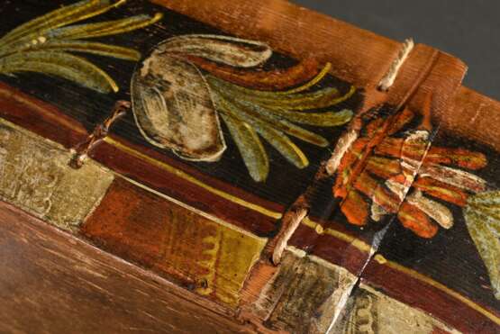 Antike Haubenschachtel "Liebespaar" und Schriftband "Die Liebes Hand macht ...", 18.Jh., Spanholz polychrom gefasst, 17,5x48x29cm, Defekt am Deckelrand - photo 5