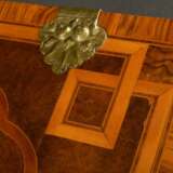 Barocke Schatulle mit floral intarsiertem und farbig bemaltem Gehäuse sowie vergoldeten und getriebenen Metall Beschlägen, innen verschiedene Fächer und Geheimfächer, Auskleidung mit handgedrucktem Papier in japanischem … - фото 4