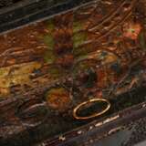 Antike Leder Schatulle mit genagelter Dekoration auf dem Korpus sowie Stahlbeschlägen, innen floral punzierte und farbig bemalte Leder Auskleidung, Anfang 17.Jh., 19x33x23cm, Altersspuren - фото 9