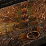 Antike Leder Schatulle mit genagelter Dekoration auf dem Korpus sowie Stahlbeschlägen, innen floral punzierte und farbig bemalte Leder Auskleidung, Anfang 17.Jh., 19x33x23cm, Altersspuren - photo 13