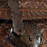 Floral punzierte Runddeckel Schatulle in spanischem Stil mit Eisenbeschlägen, innen mit Samt ausgekleidet, wohl Spanien 18./19.Jh., 16,5x32x20cm, Defekte - photo 7