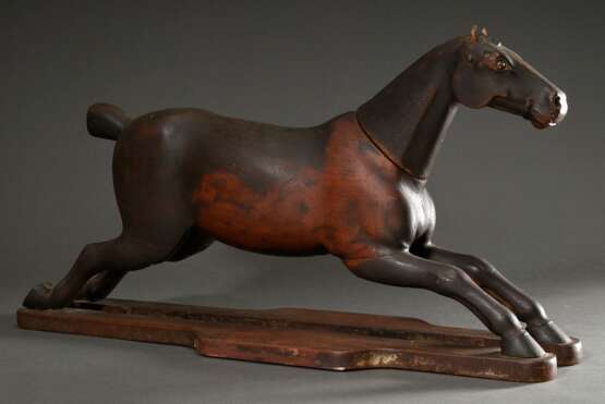 Zeichenmodell "Galoppierendes Pferd", Holz gefasst mit Leder Ohren und Resten der Trense, 19.Jh., 41x82x22cm, rechter Vorderlauf defekt - Foto 1
