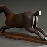 Zeichenmodell "Galoppierendes Pferd", Holz gefasst mit Leder Ohren und Resten der Trense, 19.Jh., 41x82x22cm, rechter Vorderlauf defekt - Foto 4
