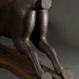 Zeichenmodell "Galoppierendes Pferd", Holz gefasst mit Leder Ohren und Resten der Trense, 19.Jh., 41x82x22cm, rechter Vorderlauf defekt - Foto 18