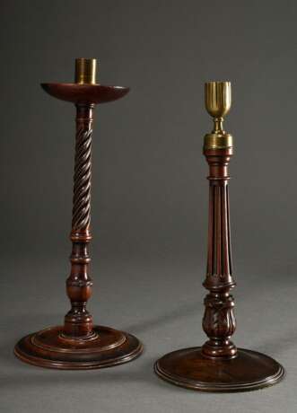 2 Diverse gedrechselte und geschnitzte Mahagoni Leuchter mit Messingtüllen, England 19.Jh., H. 31,5/34cm, Ø 14/15cm - фото 1