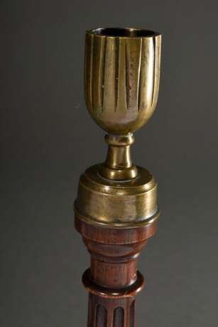 2 Diverse gedrechselte und geschnitzte Mahagoni Leuchter mit Messingtüllen, England 19.Jh., H. 31,5/34cm, Ø 14/15cm - Foto 3