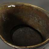 Elipsoider Mahagoni Eimer mit Messingeinsatz und -bändern, England 19.Jh., 37x37x28,5cm, 1 Messingring verloren - photo 4