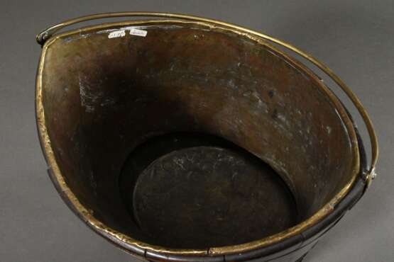 Elipsoider Mahagoni Eimer mit Messingeinsatz und -bändern, England 19.Jh., 37x37x28,5cm, 1 Messingring verloren - Foto 4