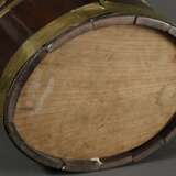 Elipsoider Mahagoni Eimer mit Messingeinsatz und -bändern, England 19.Jh., 37x37x28,5cm, 1 Messingring verloren - фото 6