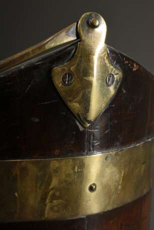 Elipsoider Mahagoni Eimer mit Messingeinsatz und -bändern, England 19.Jh., 37x37x28,5cm, 1 Messingring verloren - Foto 7