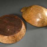 2 Diverse bäuerliche Holz Küchenutensilien: Teigmolle mit seitlichen Handhaben (12x46,5x30cm) und runde Schale (H. 9cm, Ø 36cm), schöne Gebrauchspatina, Altersspuren - фото 3