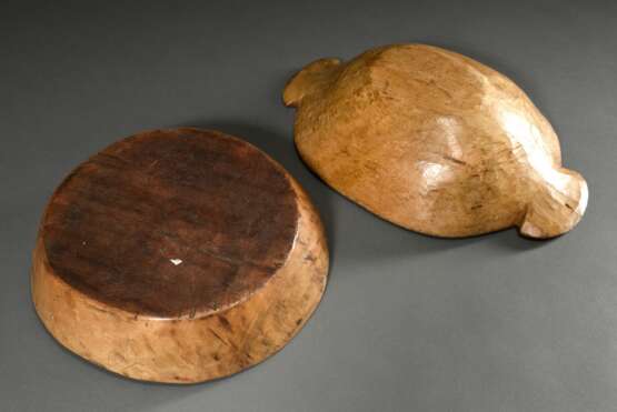 2 Diverse bäuerliche Holz Küchenutensilien: Teigmolle mit seitlichen Handhaben (12x46,5x30cm) und runde Schale (H. 9cm, Ø 36cm), schöne Gebrauchspatina, Altersspuren - Foto 3