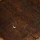 2 Diverse bäuerliche Holz Küchenutensilien: Teigmolle mit seitlichen Handhaben (12x46,5x30cm) und runde Schale (H. 9cm, Ø 36cm), schöne Gebrauchspatina, Altersspuren - Foto 4