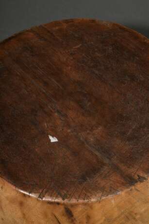 2 Diverse bäuerliche Holz Küchenutensilien: Teigmolle mit seitlichen Handhaben (12x46,5x30cm) und runde Schale (H. 9cm, Ø 36cm), schöne Gebrauchspatina, Altersspuren - фото 4