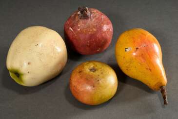 4 Diverse Teile naturalistisches Dekorationsobst aus verschiedenen Materialien (Alabaster, Wachs, Keramik), 19.Jh.: Apfel, Granatapfel und 2 Birnen, Ø 6,5-8,5cm, div. Defekte