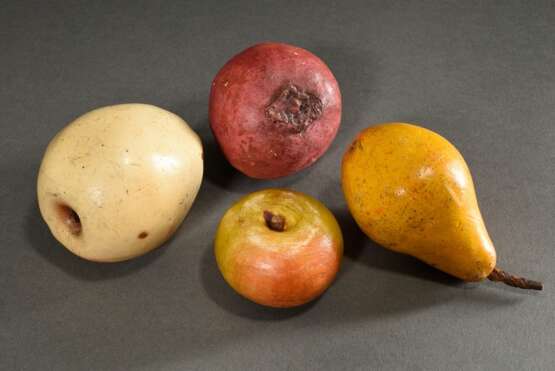 4 Diverse Teile naturalistisches Dekorationsobst aus verschiedenen Materialien (Alabaster, Wachs, Keramik), 19.Jh.: Apfel, Granatapfel und 2 Birnen, Ø 6,5-8,5cm, div. Defekte - Foto 2