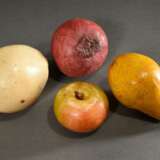 4 Diverse Teile naturalistisches Dekorationsobst aus verschiedenen Materialien (Alabaster, Wachs, Keramik), 19.Jh.: Apfel, Granatapfel und 2 Birnen, Ø 6,5-8,5cm, div. Defekte - photo 2