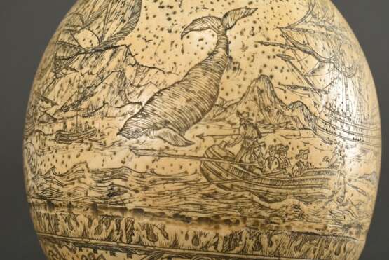 Graviertes Resin Straußenei in Scrimshaw Manier "Walfang Szenen und Mascarons" auf gegossenem Metallfuß nach altem Vorbild, H. 23cm - photo 8