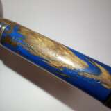Montblanc Füllfederhalter Meisterstück "Simplo 4810", Feder "4810", wohl vergoldet, blau-golden marmorierter Bakelit, D.R.P. 508058, 1930er Jahre, in ergänztem Leder Etui, ohne Clip, L. 12,5cm, Alters… - photo 6