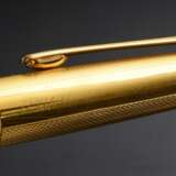 Montblanc Meisterstück Dreh-Kugelschreiber mit Clip, vergoldet, Gravur auf dem Clip, fein guillochierte Oberfläche, L. 13,6cm, deutliche Gebrauchsspuren - фото 4