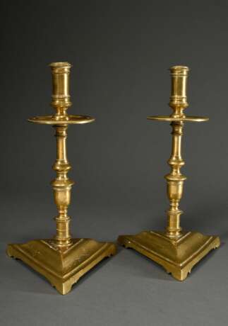 Paar große Gelbguss Heemskerk Leuchter mit Balusterschaft und breiten Tropfschalen auf seltenem dreieckigem Fuß, Holland 17./18.Jh., H. 41,5cm, Vgl. R.F. Michaelis "Old domestic base-metall candlesticks", Woodb… - photo 1