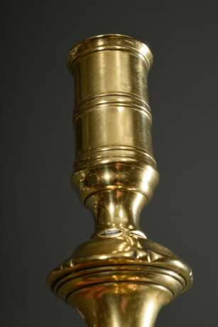 Gelbguss Leuchter mit hoher Tülle und Balusterschaft auf blütenförmigem Fuß, England um 1750/1755, H. 20,5cm, Vgl. R.F. Michaelis "Old domestic base-metall candlesticks", Woodbridge 1978, Nr. 168, S. 112ff - Foto 2