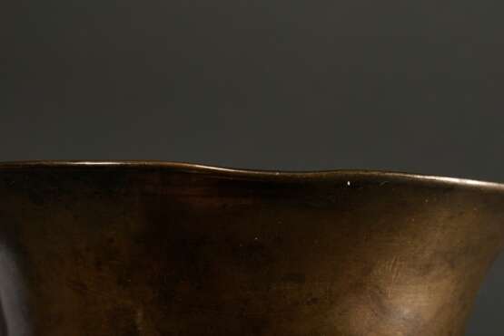 Schlichter trichterförmiger Mörser mit gerilltem Korpus und Pistell, 18.Jh., H. 11,5cm, Ø 15cm, Pistell L. 19cm, 2,4kg - Foto 5