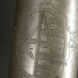 Zinn Humpen in Zylinderform mit weit ausgestelltem Stand, gewölbter Scharnierdeckel mit kugelförmiger Daumenrast, schauseitig kursächsisches Wappen mit Krone und zierenden Bändern, auf dem Deckel Monogramm "MRM 1793… - Foto 6