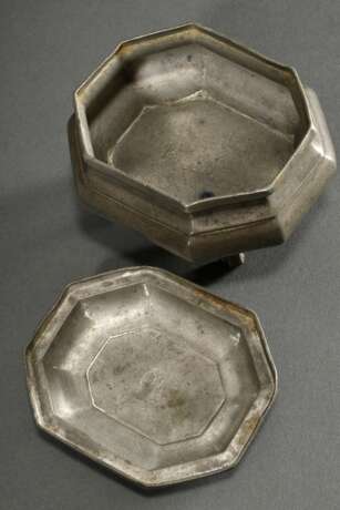 5 Diverse Teile Zinn: oktogonaler Zuckerkasten mit gedrungenem Korpus auf 4 Füßchen (London Feinzinnpunze und ungedeutete Engelsmarke, 8x12x9cm) sowie 4 Löffel (L. 17,5cm) 2x MZ: Jan Klint, Leer (Meister ab 1825) und 2x… - Foto 5