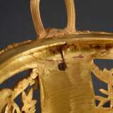 Große ovale Louis XVI Jardiniere mit floral durchbrochenem Rand und seitlichen Handhaben mit plastischen "Bocksköpfen", Bronze feuervergoldet mitnvergoldetem Kupfereinsatz, Ende 18.Jh., 14x49x28cm - фото 4