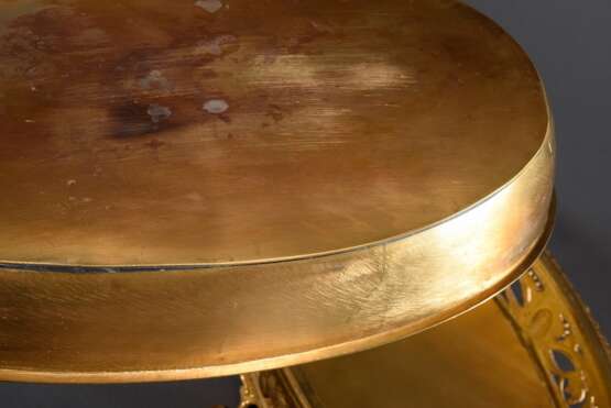 Große ovale Louis XVI Jardiniere mit floral durchbrochenem Rand und seitlichen Handhaben mit plastischen "Bocksköpfen", Bronze feuervergoldet mitnvergoldetem Kupfereinsatz, Ende 18.Jh., 14x49x28cm - фото 7