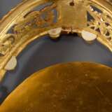 Große ovale Louis XVI Jardiniere mit floral durchbrochenem Rand und seitlichen Handhaben mit plastischen "Bocksköpfen", Bronze feuervergoldet mitnvergoldetem Kupfereinsatz, Ende 18.Jh., 14x49x28cm - Foto 8