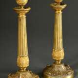 Paar feine vergoldete Bronze Leuchter mit plastischen Blattmanschetten und -friesen sowie Messing Schaft über rundem Fuß, Frankreich um 1800/1820, H. 26,5cm, Standring gedrückt - Foto 1