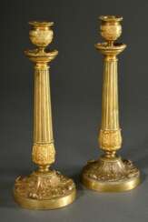 Paar feine vergoldete Bronze Leuchter mit plastischen Blattmanschetten und -friesen sowie Messing Schaft über rundem Fuß, Frankreich um 1800/1820, H. 26,5cm, Standring gedrückt