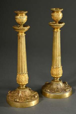 Paar feine vergoldete Bronze Leuchter mit plastischen Blattmanschetten und -friesen sowie Messing Schaft über rundem Fuß, Frankreich um 1800/1820, H. 26,5cm, Standring gedrückt - фото 1