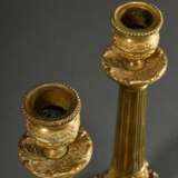 Paar feine vergoldete Bronze Leuchter mit plastischen Blattmanschetten und -friesen sowie Messing Schaft über rundem Fuß, Frankreich um 1800/1820, H. 26,5cm, Standring gedrückt - photo 2