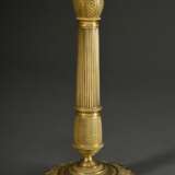 Empire Säulenleuchter in vergoldeter Bronze mit kanneliertem Schaft und Blattfriesen auf rundem Fuß, Frankreich um 1820, H. 26,5cm, Gebrauchsspuren - Foto 1
