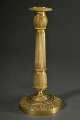 Empire Säulenleuchter in vergoldeter Bronze mit kanneliertem Schaft und Blattfriesen auf rundem Fuß, Frankreich um 1820, H. 26,5cm, Gebrauchsspuren