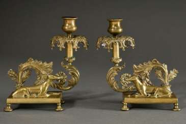 Paar Historismus Gelbguss Leuchter mit plastischen Figuren &amp;quot;Liegende Windhunde&amp;quot; und vegetabilem Arm auf eckiger Plinthe, um 1870/1880, 21x13x7,5cm