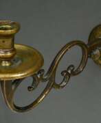 Übersicht. Bronze Wandapplike mit Volutenarm und schlichter Tropfschale, 18.Jh., 13x8,5x28cm