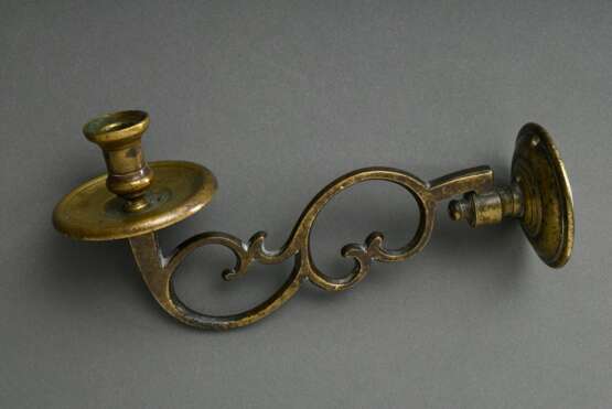 Bronze Wandapplike mit Volutenarm und schlichter Tropfschale, 18.Jh., 13x8,5x28cm - photo 2