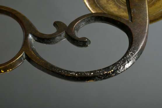 Bronze Wandapplike mit Volutenarm und schlichter Tropfschale, 18.Jh., 13x8,5x28cm - фото 6