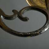 Bronze Wandapplike mit Volutenarm und schlichter Tropfschale, 18.Jh., 13x8,5x28cm - Foto 6