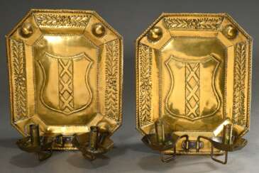 Paar oktogonale Messing Blaker mit getriebenem Dekor und Wappen von Amsterdam sowie je 2 einsteckbaren Leuchterarmen, verso verzinnt, Holland 19.Jh., 39x31x14,5cm, Leuchter rest.