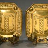 Paar oktogonale Messing Blaker mit getriebenem Dekor und Wappen von Amsterdam sowie je 2 einsteckbaren Leuchterarmen, verso verzinnt, Holland 19.Jh., 39x31x14,5cm, Leuchter rest. - фото 1