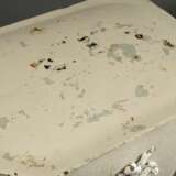 Biedermeier Torfkiste auf Tatzenfüßen mit Reliefdekorationen, Metall weiß-gold gefasst, um 1850, 47x42,5x32,5cm, Oberflächendefekte - Foto 4