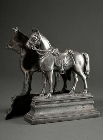 Paar Metallguss Doorstopper "Gezäumte und gesattelte Pferde", R.No 55341, England um 1890, 32,5x25x4/6cm - Foto 1