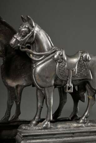 Paar Metallguss Doorstopper "Gezäumte und gesattelte Pferde", R.No 55341, England um 1890, 32,5x25x4/6cm - Foto 2